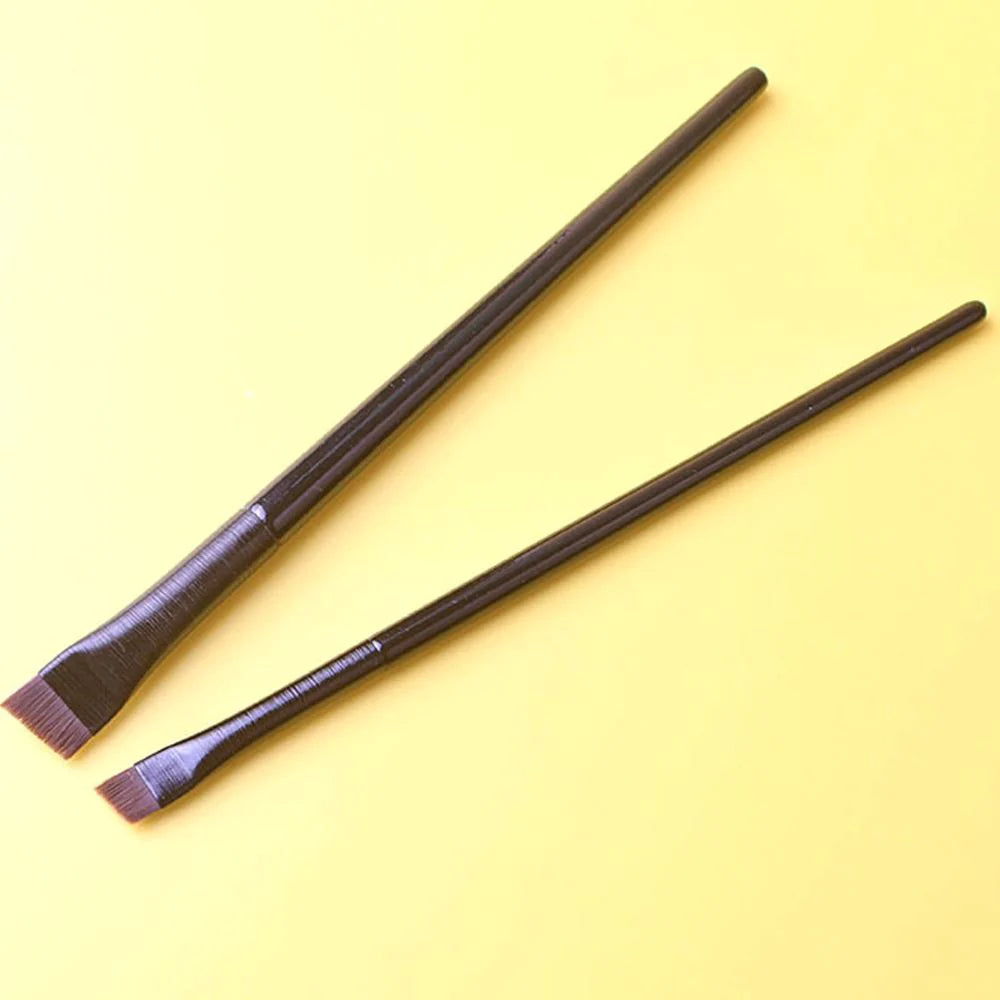 Blade eyeliner brush or eyebrow brush